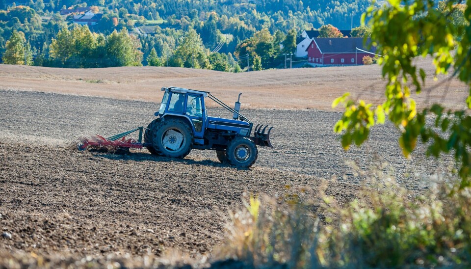 Bøndene har fått forskrifter som legger restriksjoner på høstpløying og bruken av
gjødsel. Mange må redusere åkrene for å få naturlig vegetasjon mot vassdrag så
avrenningen reduseres.