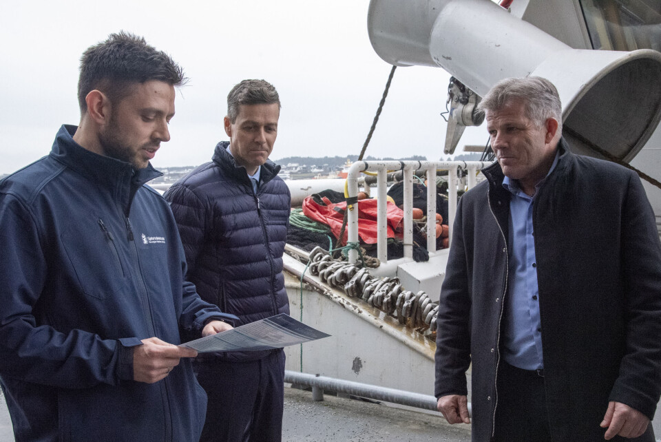 Sjøfartsdirektør Knut Aril Hareide og fiskeri- og havminister Bjørn Skjæran (AP) var med på et besøk på en sjark. Foto: Kari Stautland, Sjøfartsdirektoratet