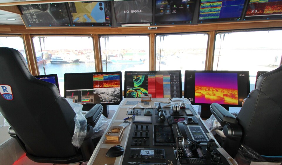 Det er full oversikt over alt som foregår ombord, rundt og under skipet fra skipperstolene. Foto Terje Engø