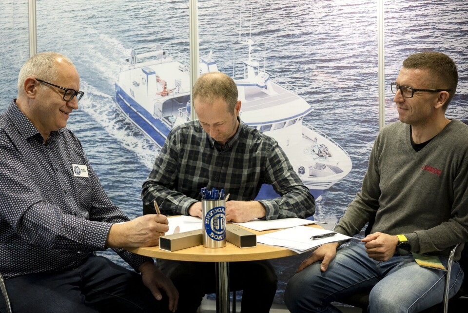 GOD STEMNING: Michael Jakobsen, Geir Stuve Rommetveit og Rolf Kåre Lorentzen var alle tre tydelig fornøyde med avtalen. Foto: Per Arne Larsen/Promo Norge