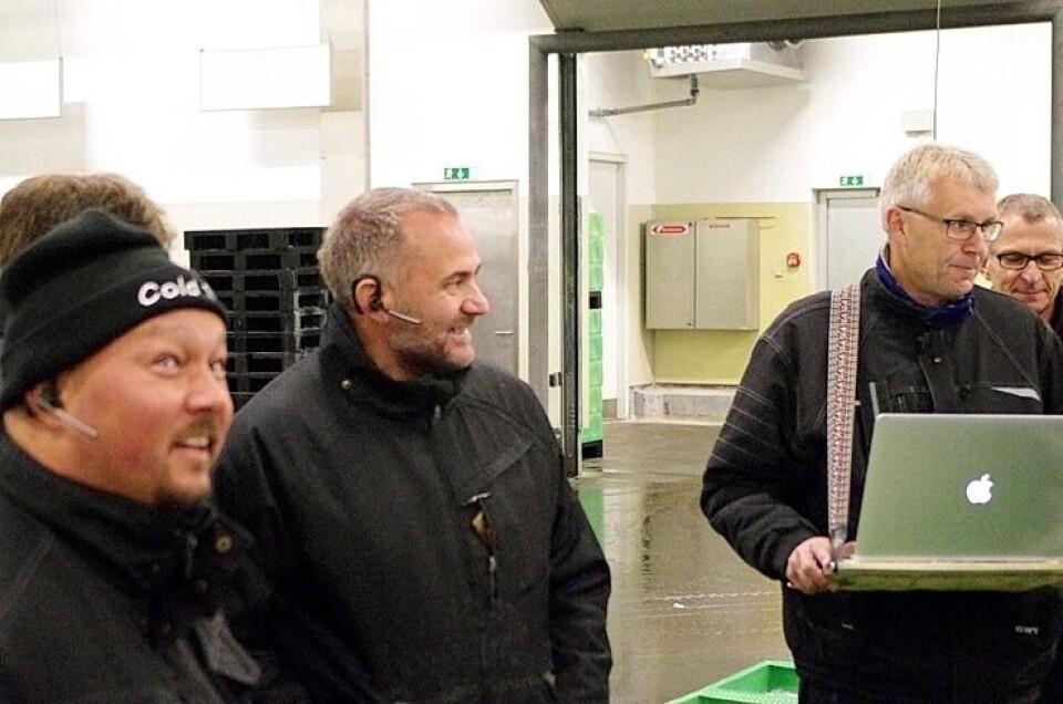Auksjonarius Finn Møller (i midten) forteller at norsk fisk kontrolleres hele fem instanser. Foto nordsoeposten.dk