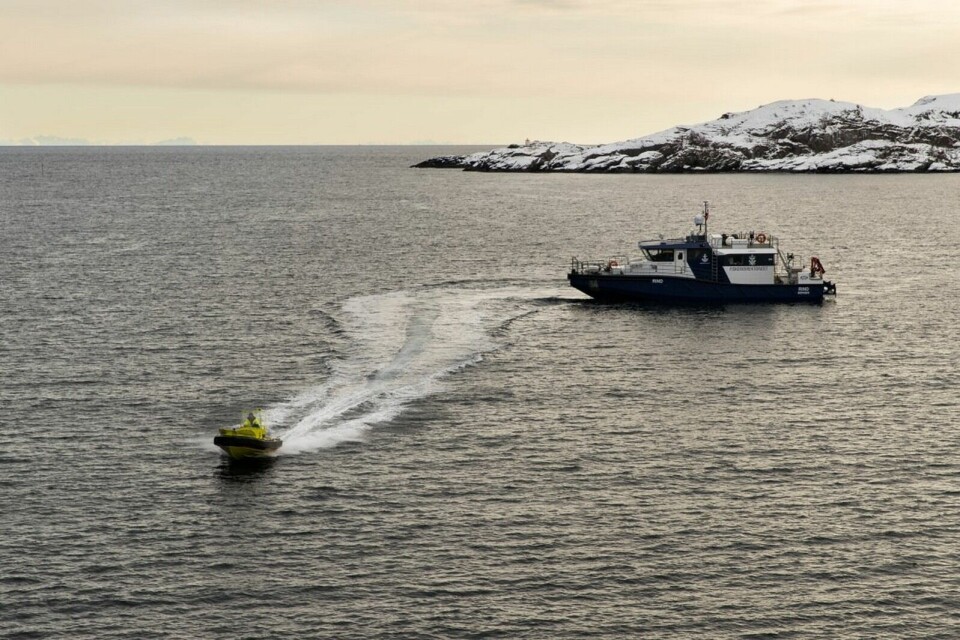 En av båtene til Fiskeridirektoratets sjøtjenese på inspeksjon. Foto Vegard Oen Hatten, Fiskeridirektoratet