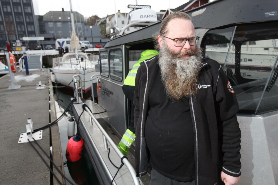 JOBBER DUGNAD: – Vi savner en mer forutsigbar offentlig finansiering av det vi driver med, da det er svært utfordrende å opprettholde drift med store variasjoner og usikkerhet fra år til år, sier strandryddegeneral Rolf-Ørjan Høgset i organisasjonen In the same boat, som han selv har grunnlagt. (Foto: Rune Kr. Ellingsen)