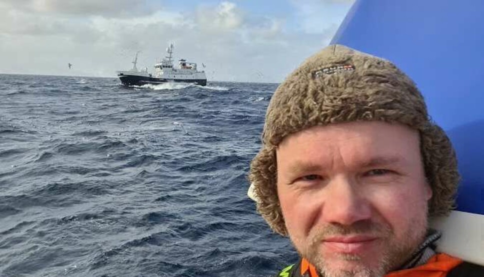 KRITISK: Leder Tom Vegar Kiil i Norges Kystfiskarlag reagerer sterkt på at en hel yrkesgruppe henges ut som forbrytere. Nå tar han til orde for at alle sjarkfiskere skal henge piratflagget i masta i tiden fremover. – Ikke fordi vi er pirater, men fordi Fiskeridirektoratet fremstiller oss som det, raser han i denne kronikken.