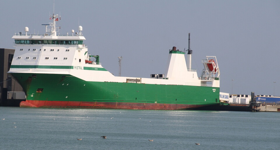 Her losser 153 meter lange, finske, ro-ro-skipet “Mistrall“ fisk og gods fra Færøyene i Hirtshals. Foto Terje Engø