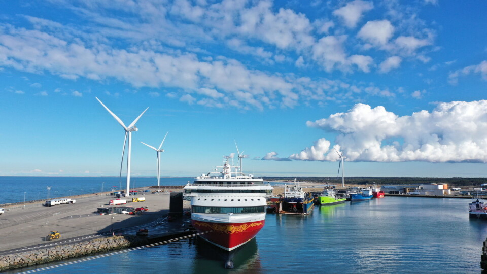 Hirtshals er et knutepunkt for ferjer og ro-ro-skip i Nord-Atlanteren. Her ligger en av ferjene til Fjordline med Hirtshals Yardi bakgrunnen. Foto Hirtshals Havn